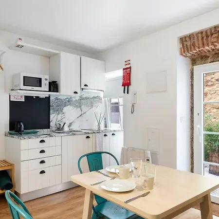 Cosy Studio With Decorated Interior In Apartment Lisbon