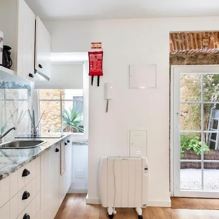 Apartment Cosy Studio With Decorated Interior In Lisbon